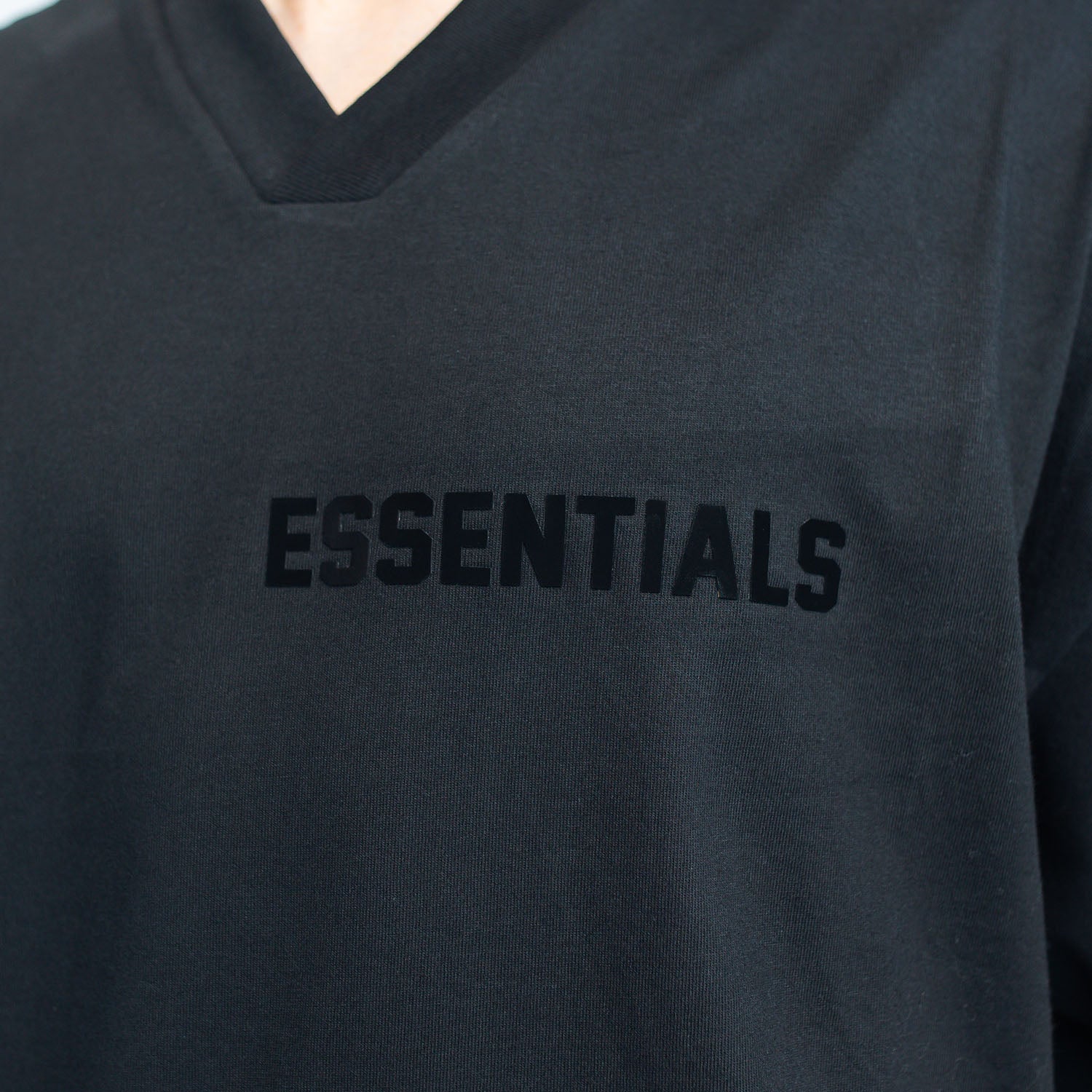 Tricou Essentials V-Neck "Jet Black SS22"