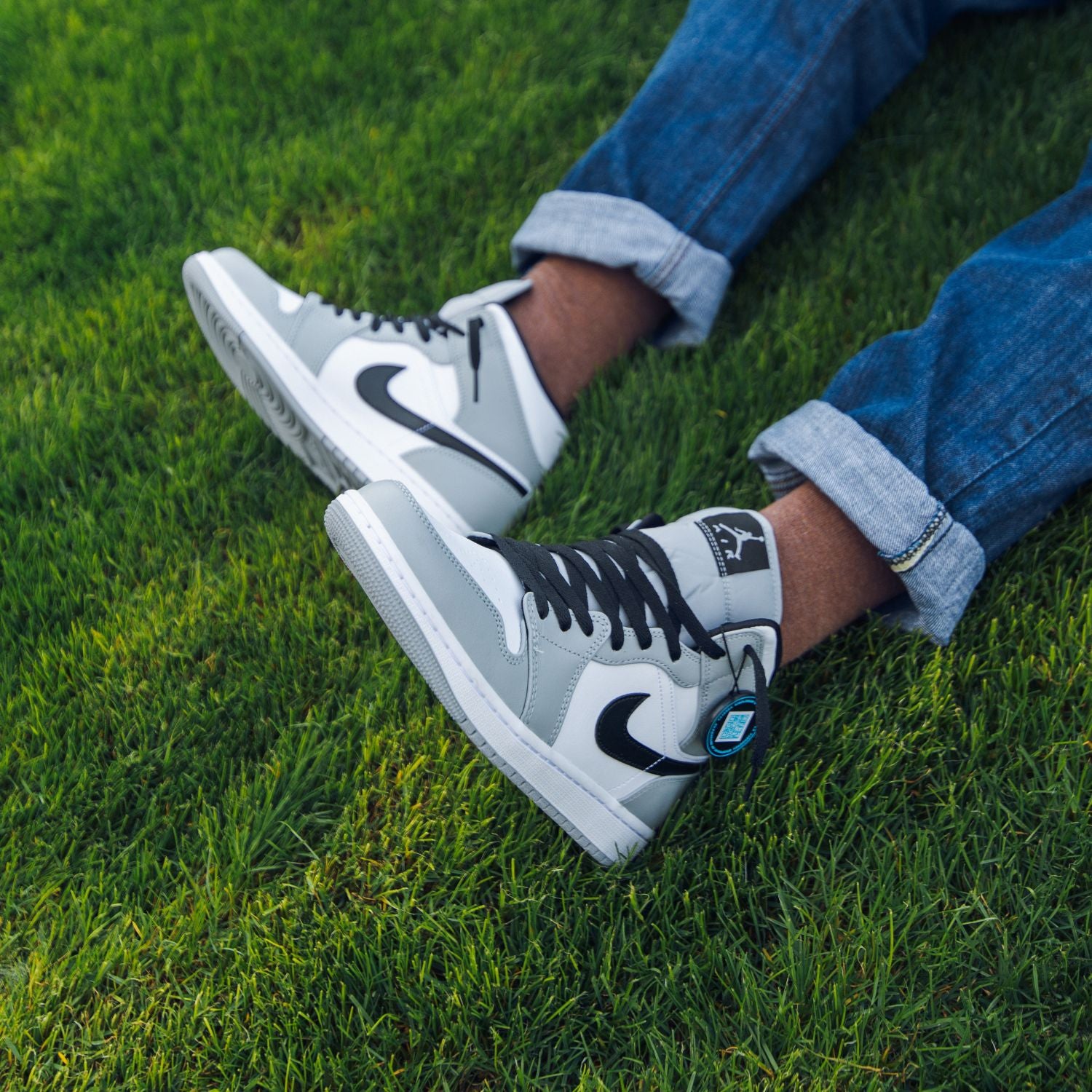 Air Jordan 1 Mid "Light Smoke Grey"