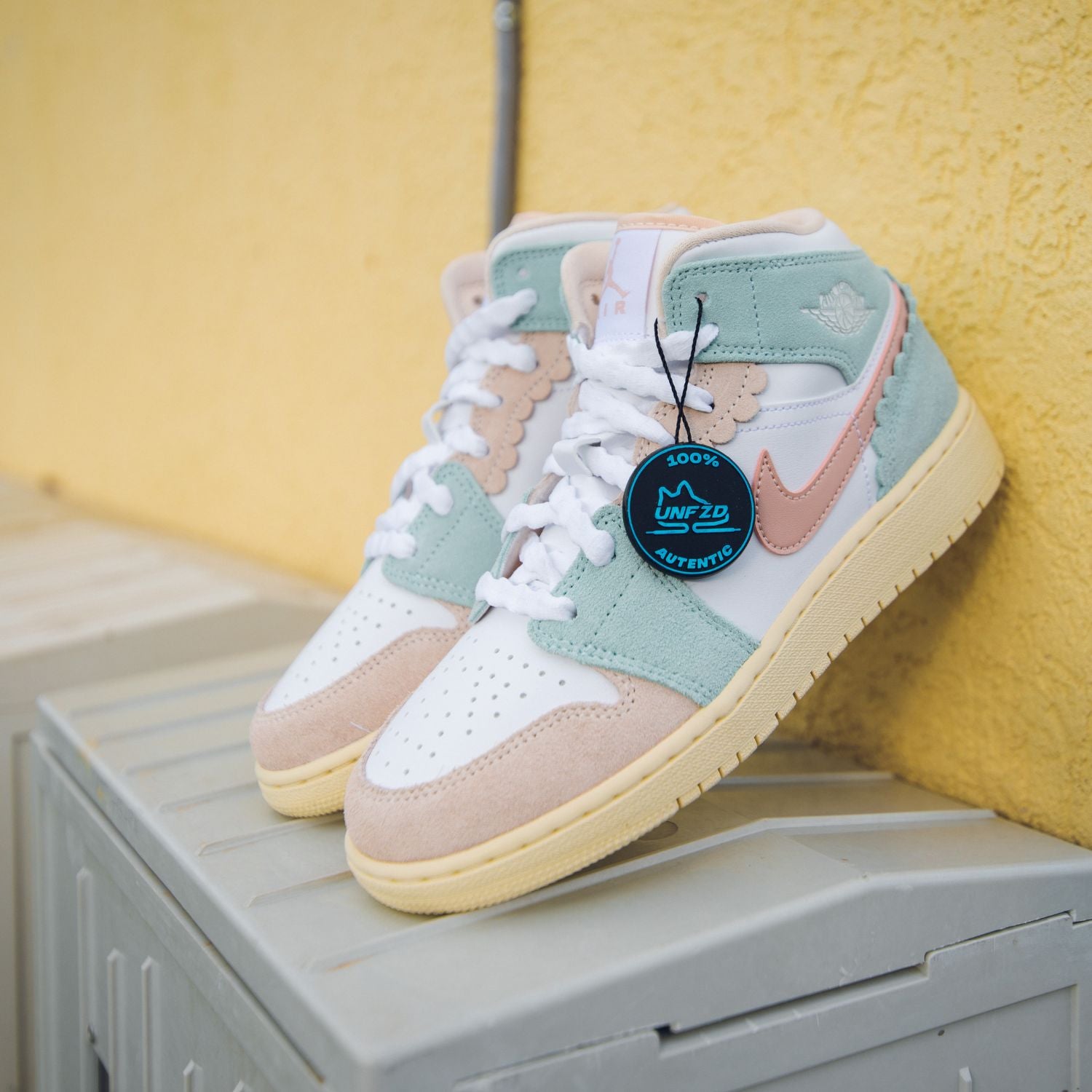 Air Jordan 1 Mid "Pink Oxford"