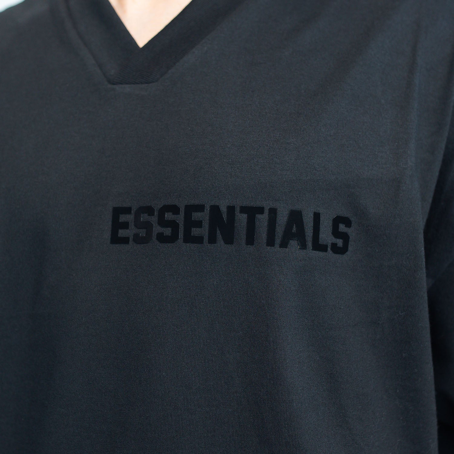 Tricou Essentials V-Neck "Jet Black"